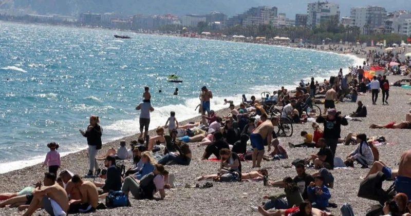 Antalya nın sıcağı,soluğu sahilde aldırdı