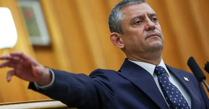 AK Parti den Özgür Özel’e cunta başkanı tepkisi: Ne siyasettir ne de muhalefet!