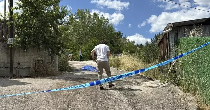 Yolda yürürken düşüp başını çarptı, hayatını kaybetti