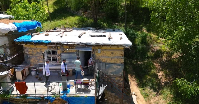 Yüksek rakımlı yerleşim yerlerindeki yaşlı ve yatalak hastalara hizmet için dağları aşıyorlar Bingöl Haberleri