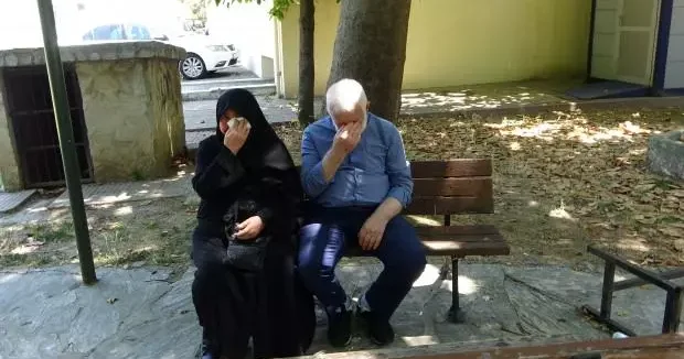 İstanbul haberleri Evden atılan Toprak çifti, günlerini cami avlusunda geçiriyor 02 Temmuz 2025