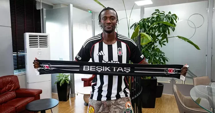 Beşiktaş ın yeni golcüsü imza için geldi! Bu güzel formayla güzel goller atacağım!