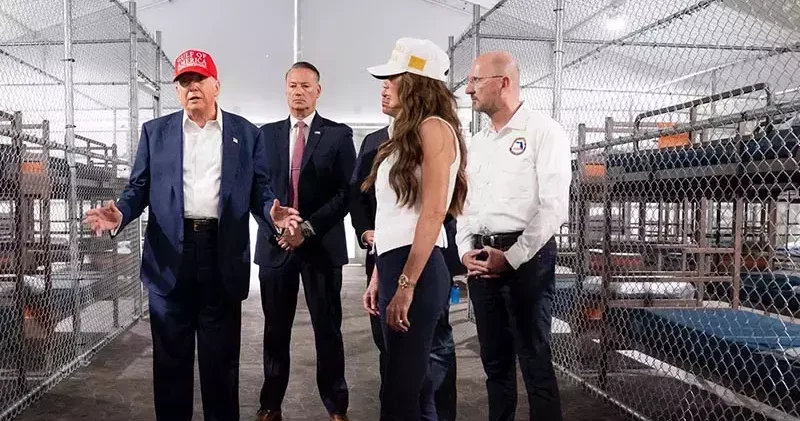Trump, yeni hapishane Timsah Alcatraz ı gezdi