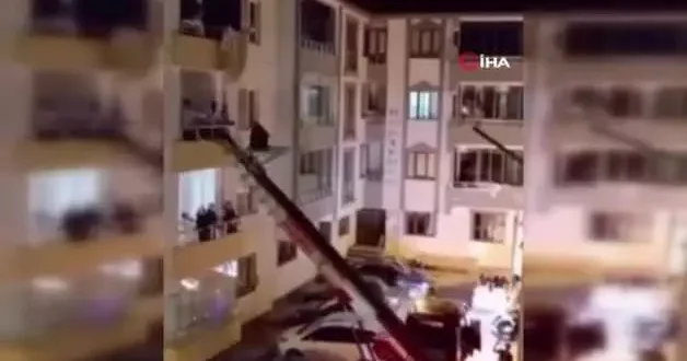 Gelenek işini abarttılar! Yük asansörüyle eve girip damadı dövdüler