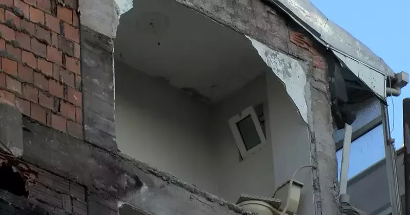 Güngören’de yıkım çalışması sırasında oyuncu Orhan Yaylacıkoral ın evi zarar gördü