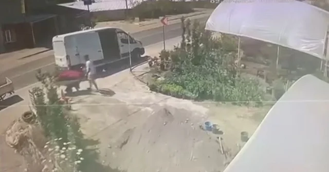 Yalova da 4 aracın karıştığı kaza kamerada: Yol kenarındaki işçi ölümden döndü Yalova Haberleri