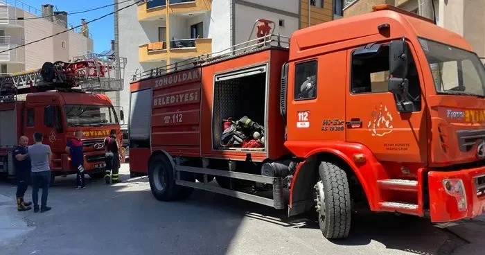 Zonguldak ta bir apartmanın giriş katında meydana gelen patlamada hasar oluştu