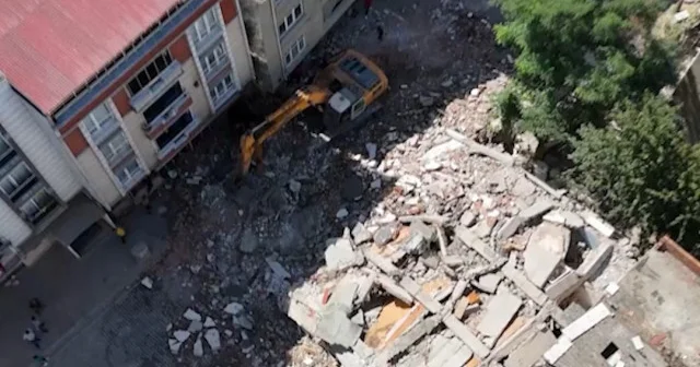 Esenyurt ta bina yola çöktü VİDEO İZLE