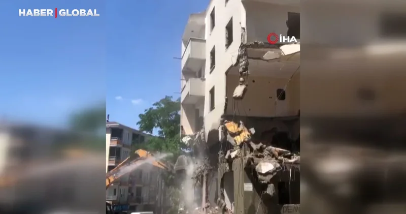 Esenyurt ta yıkımı yapılan bina bir anda çöktü