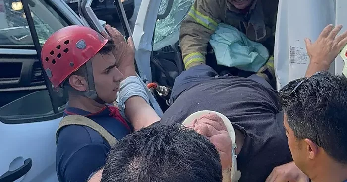 Kamyonet ile panelvan kafa kafaya çarpıştı: 1 yaralı