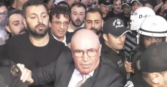 Polisin korumaya çalıştığı Mahmut Tanal Saraçhane deki kalabalıkta kendi koluna çarpınca deliye döndü: Bana kim vurdu? VİDEO İZLE