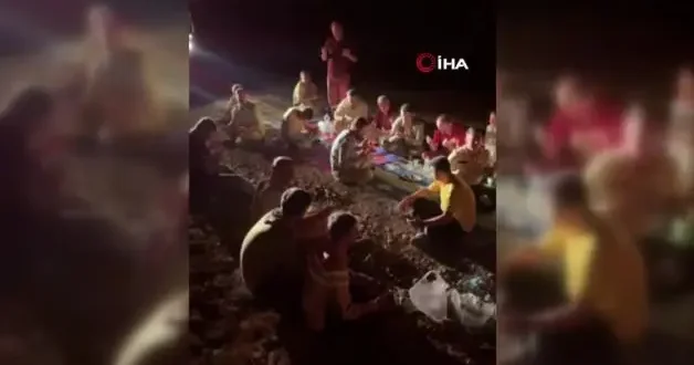 Alevlerin arasında karnını doyuran ormancılardan duygulandıran dua