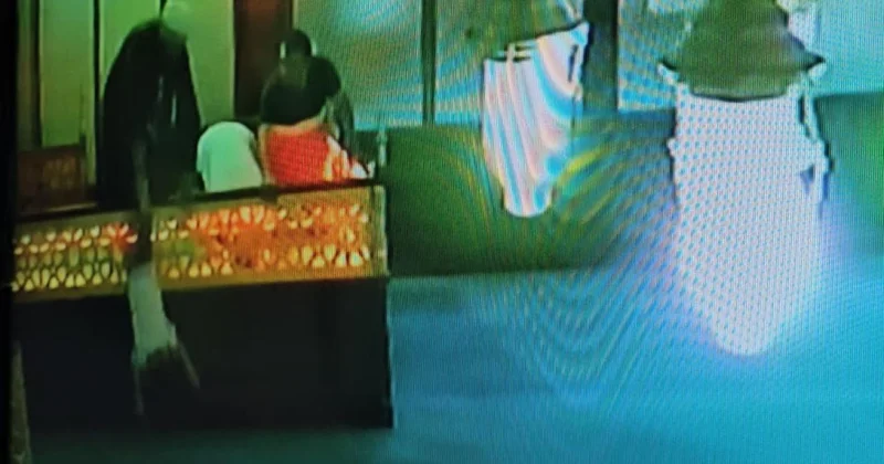 Din görevlisi, müezzinlik mahfilinden düşen çocuğu havada yakaladı