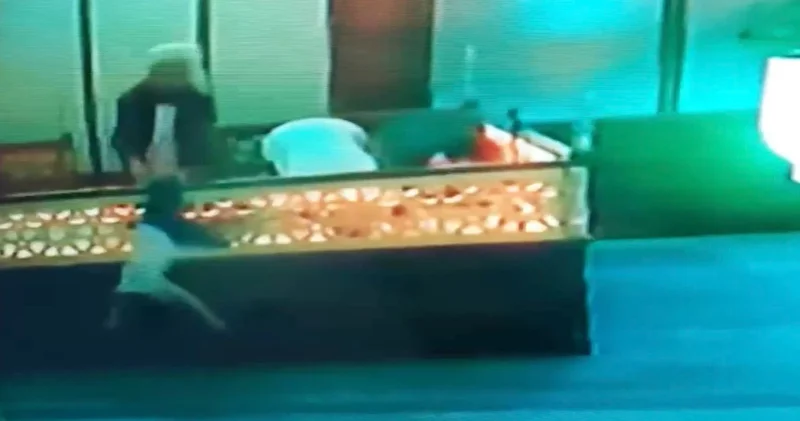 İmam namazı bırakıp yüksekten düşen çocuğu havada yakaladı!