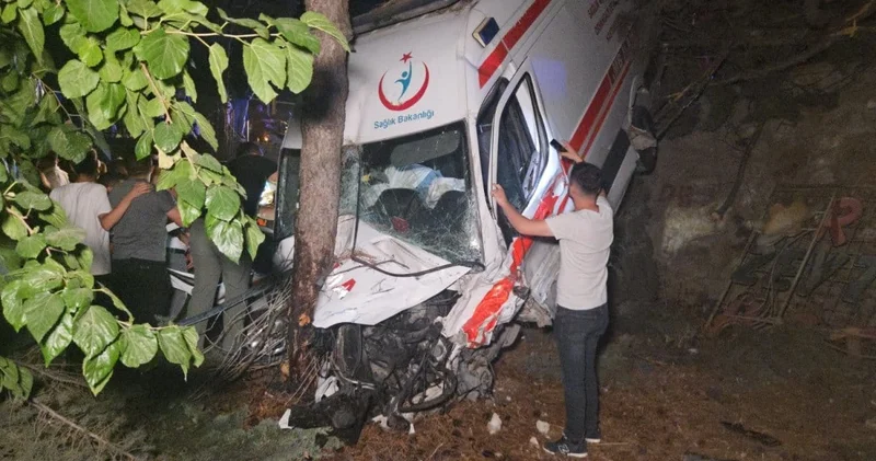 Hasta nakil aracıyla kamyon çarpıştı: 5 yaralı