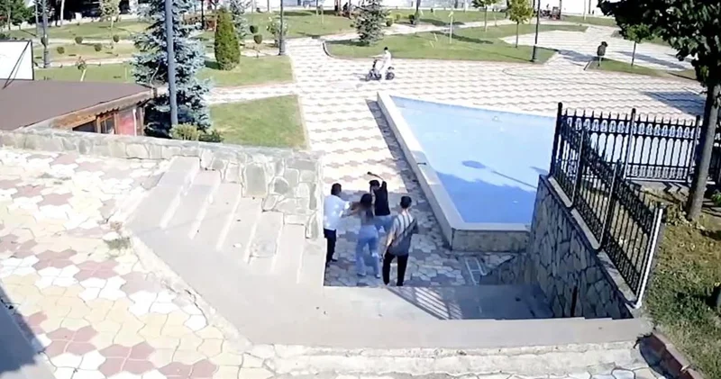Uygunsuz hareketlerde bulunan çifti uyarmıştı! Parkta dehşet anlar!