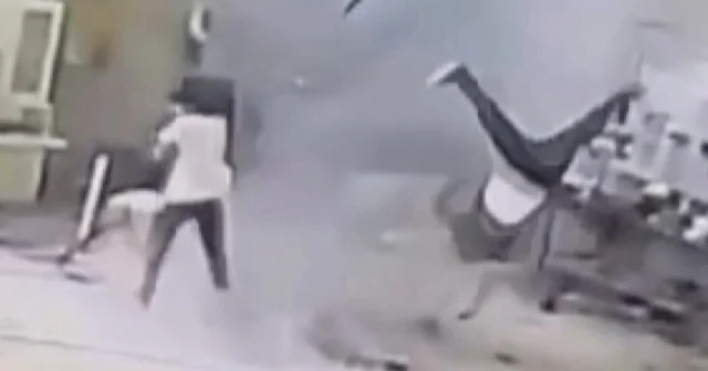 Kontrol etmek istediği araç lastiği patlayınca metrelerce havaya uçtu: O anlar kamerada VİDEO İZLE