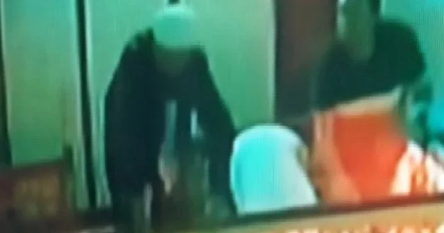 Cami imamının refleksi hayat kurtardı: Namazını bozarak düşen çocuğu havada yakaladı VİDEO İZLE