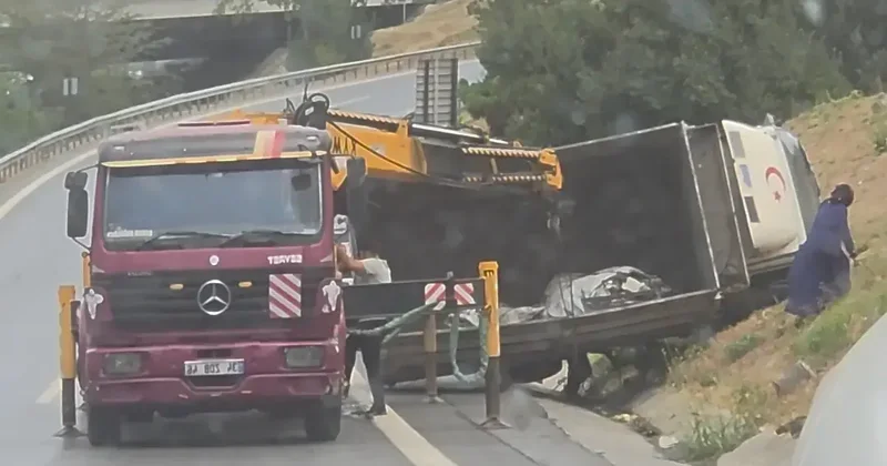 Gaziosmanpaşa da yağmur sonrası kayganlaşan yolda kamyonet devrildi