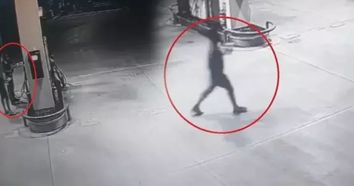 Mersin deki yangın ile ilgili çarpıcı görüntüler! Akaryakıt istasyonundan benzin almışlar