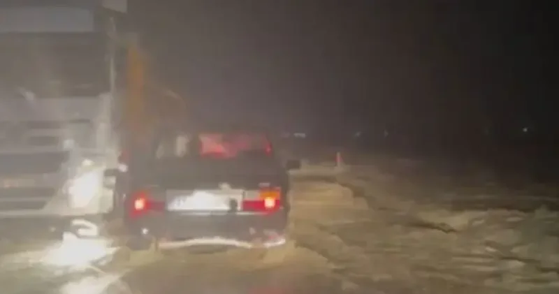 Polatlı da sağanak; araçlar sele kapıldı