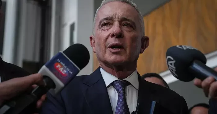 Kolombiya da eski Devlet Başkanı Uribe, 12 yıl ev hapsine mahkum edildi