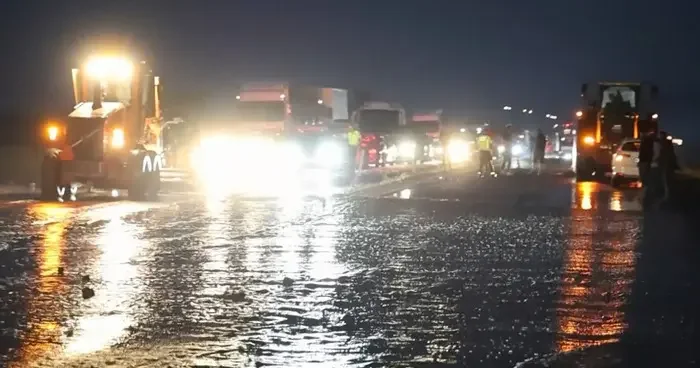 Aksaray da sel! Karayolu trafiğe kapandı, uzun kuyruklar oluştu