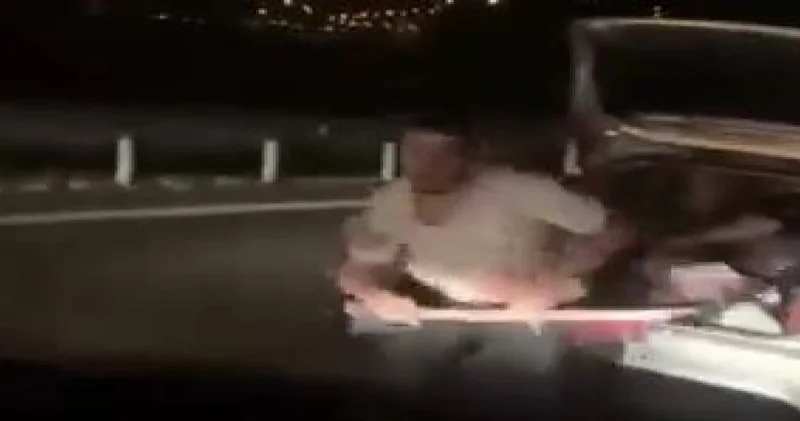 Arabanın önünü kesip baltayla saldırdılar