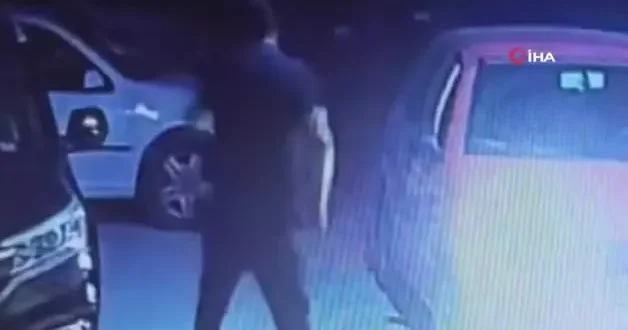 Sitenin otoparkındaki araçlara zarar veren kişi güvenlik kamerasına böyle yakalandı