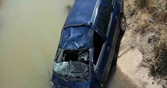 Hafif ticari kamyonet su kanalına düştü: 1 ölü, 2 yaralı
