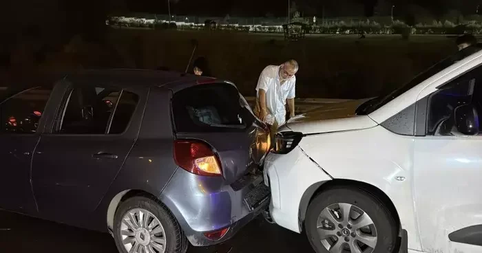 İstanbul da zincirleme kaza! 16 araç birbirine girdi, yaralılar var
