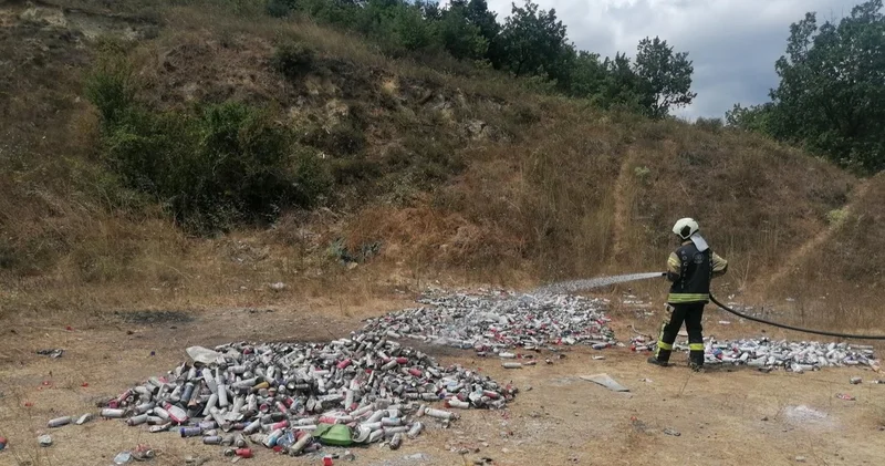 Ormana bırakılan yüzlerce sprey kutusu paniğe sebep oldu