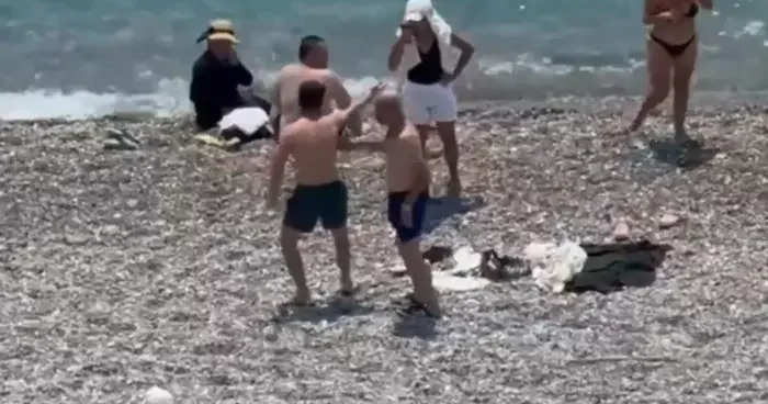 Konyaaltı Sahili’nde tansiyon yükseldi! Küfürler savurup, kadınların üzerine yürüdü