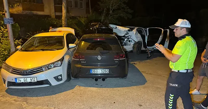 Otomobil, park halindeki 3 araca çarptı; alkollü sürücü yaralı