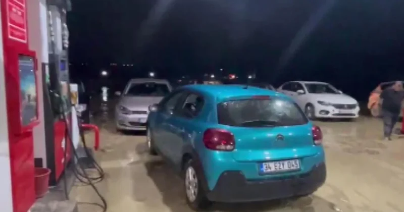 Ankara da sağanak caddeleri göle çevirdi
