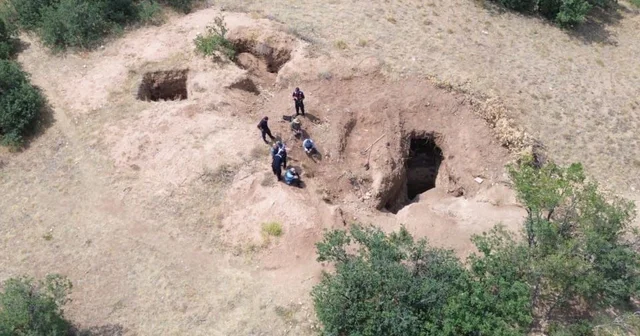 Kaçak kazı yapan 4 kişi fotokapana yakalandı; jandarmanın operasyonu dron kamerasında Kayseri Haberleri