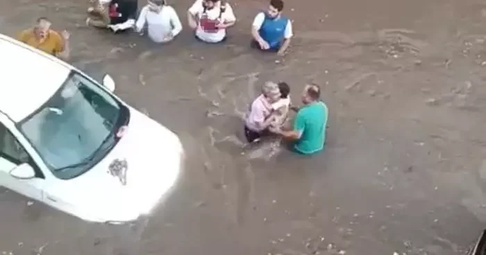 Denizli de sağanak yağış: Onlarca araç ve vatandaş göle dönen alt geçitte mahsur kaldı