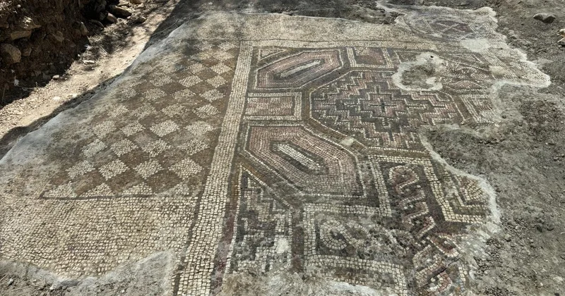 Diyarbakır da mezar kazısında Roma dönemine ait mozaik bulundu