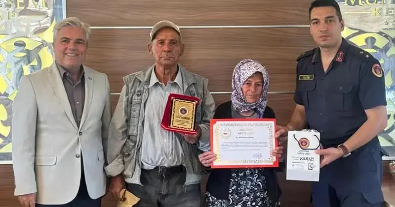 Afyonkarahisarlı çift, tüm mal varlıkları olan evi jandarmaya bağışladı
