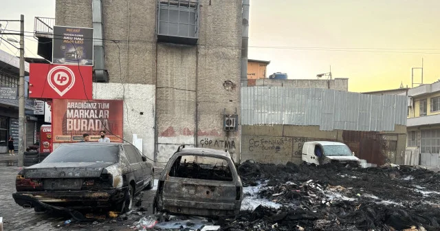 İzmir de çöp biriktirilen alanda yangın çıktı: Altı araç zarar gördü Gündem Haberleri