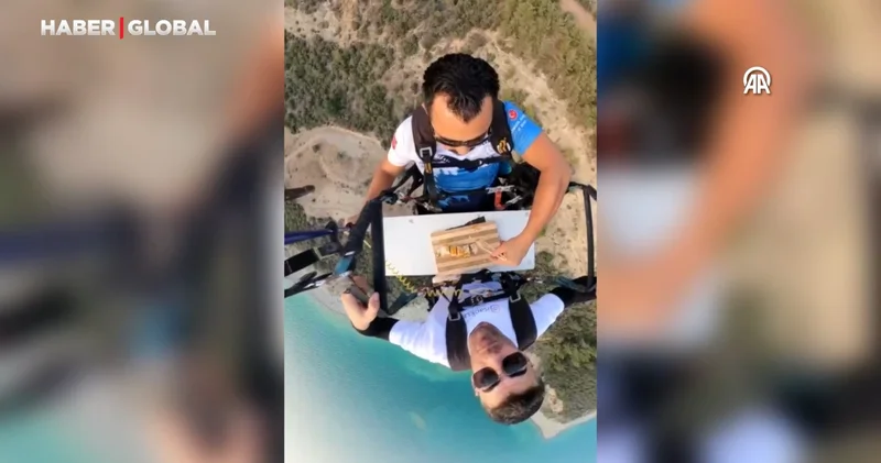Yamaç paraşütü yapan aşçı havada suşi hazırladı ardından afiyetle yedi
