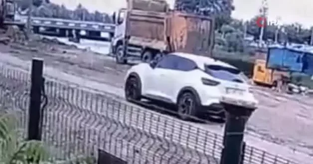 3 kişinin ölümden döndüğü SUV’un ırmağa düştüğü anlar