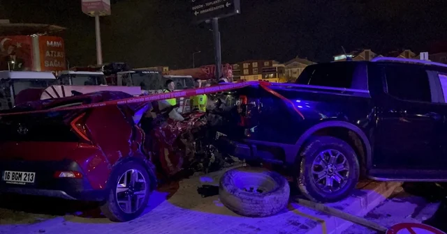 Bursa da, hafif ticari araçla çarpışan otomobildeki 2 kardeş hayatını kaybetti Bursa Haberleri