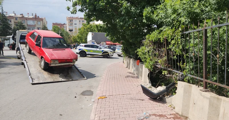 Ehliyetsiz sürücü kaçtı, otomobili durdurmak isteyen polis yaralandı