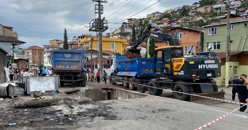 Yer yarıldı kamyon içine düştü