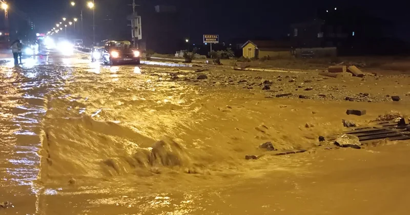 Konya da etkili olan sağanak sele dönüştü: Bir köprü çöktü, kara yolu zarar gördü
