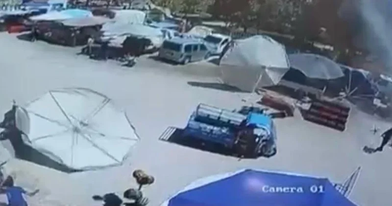 Son dakika: İzmir’de pazar şemsiyesi hamile kadın ve çocuğunun üzerine düştü Son dakika haberleri