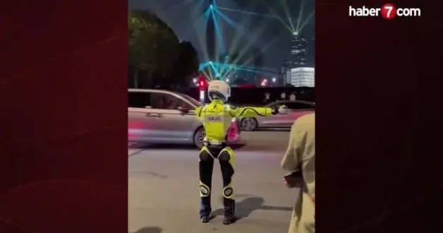 Görenler bir daha baktı! Tarihte ilk: Robot polis resmen göreve başladı!