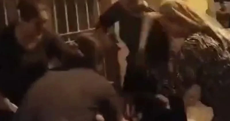Gaziantep te 4 kadın, sokakta oturan başka bir kadını sopalarla darp etti