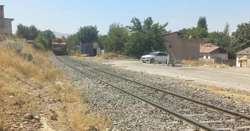 Malatya da feci ölüm: Yük treni çarptı!